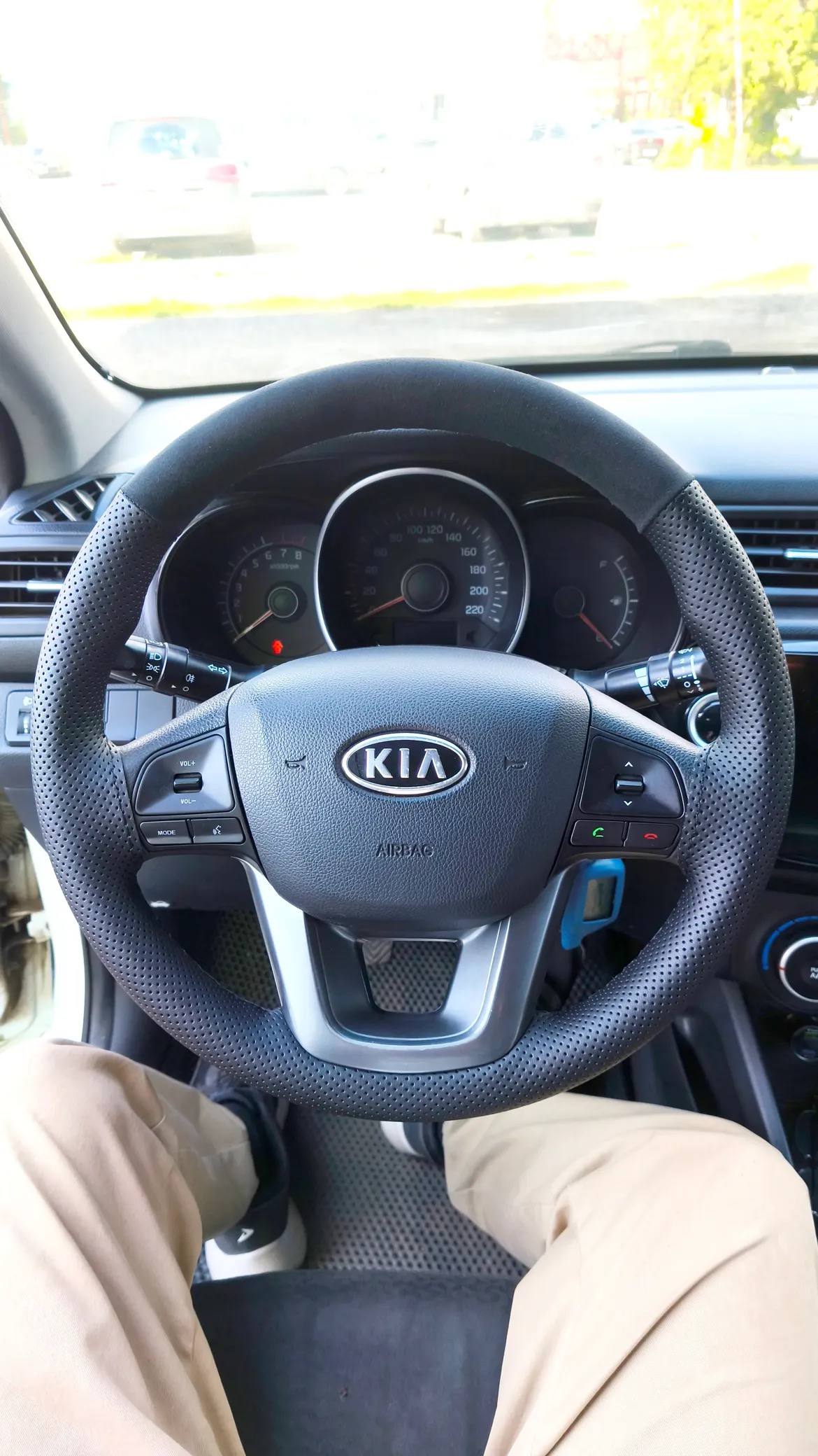Перетяжка руля Kia Rio перфорированной кожей с чёрной строчкой