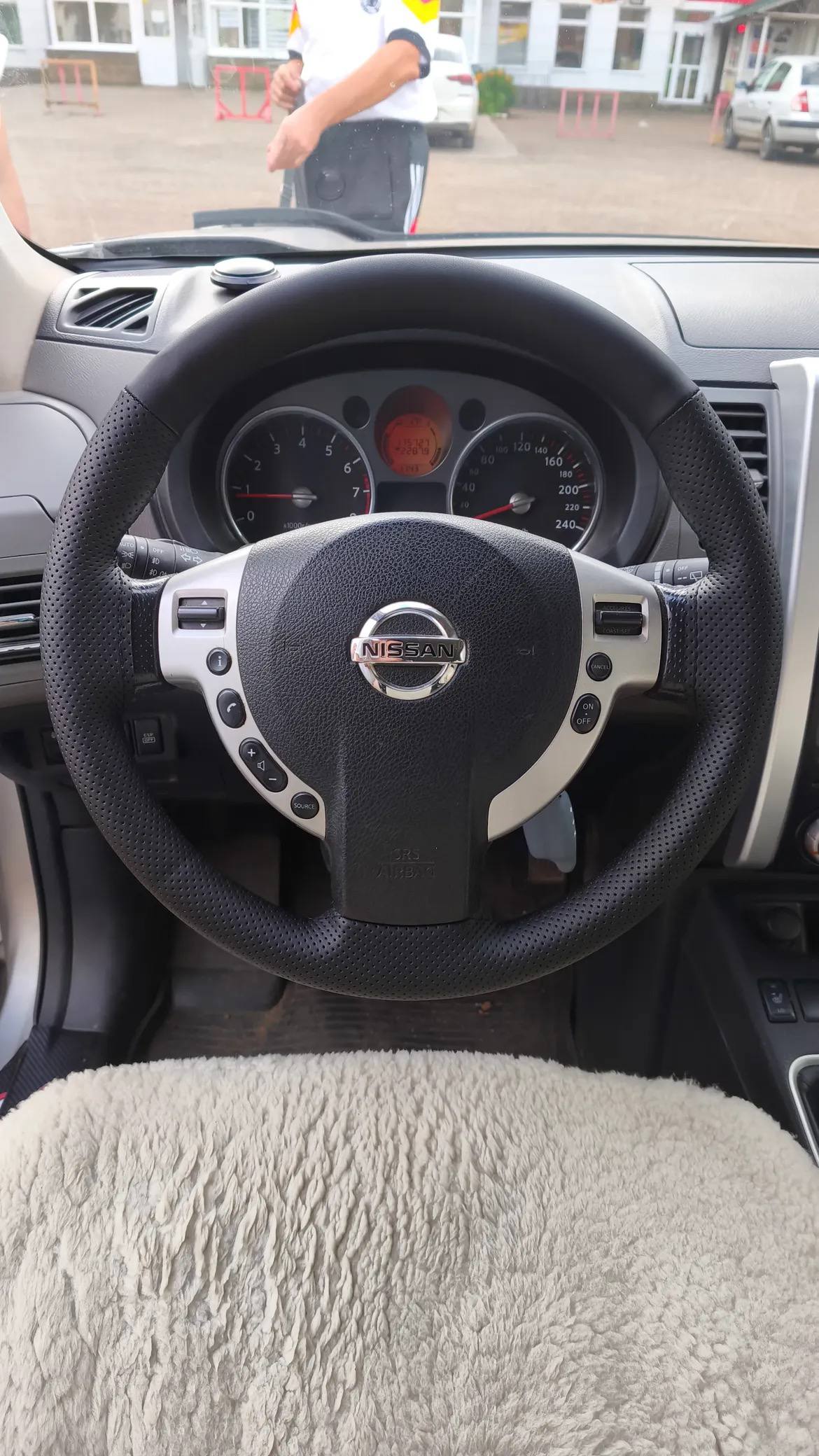 Перетяжка руля Nissan X-Trail перфорированной кожей