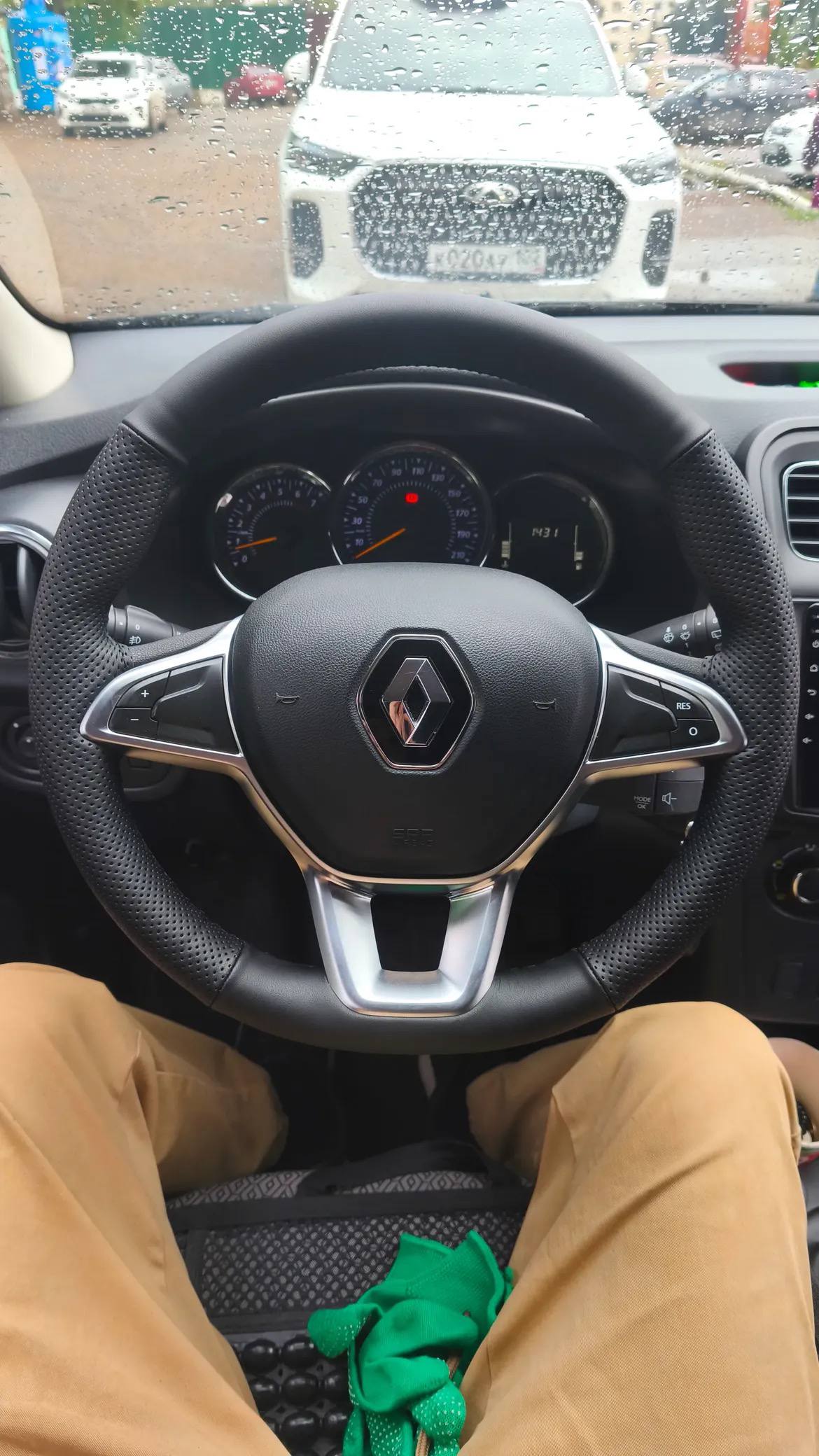 Перетяжка руля Renault перфорированной кожей