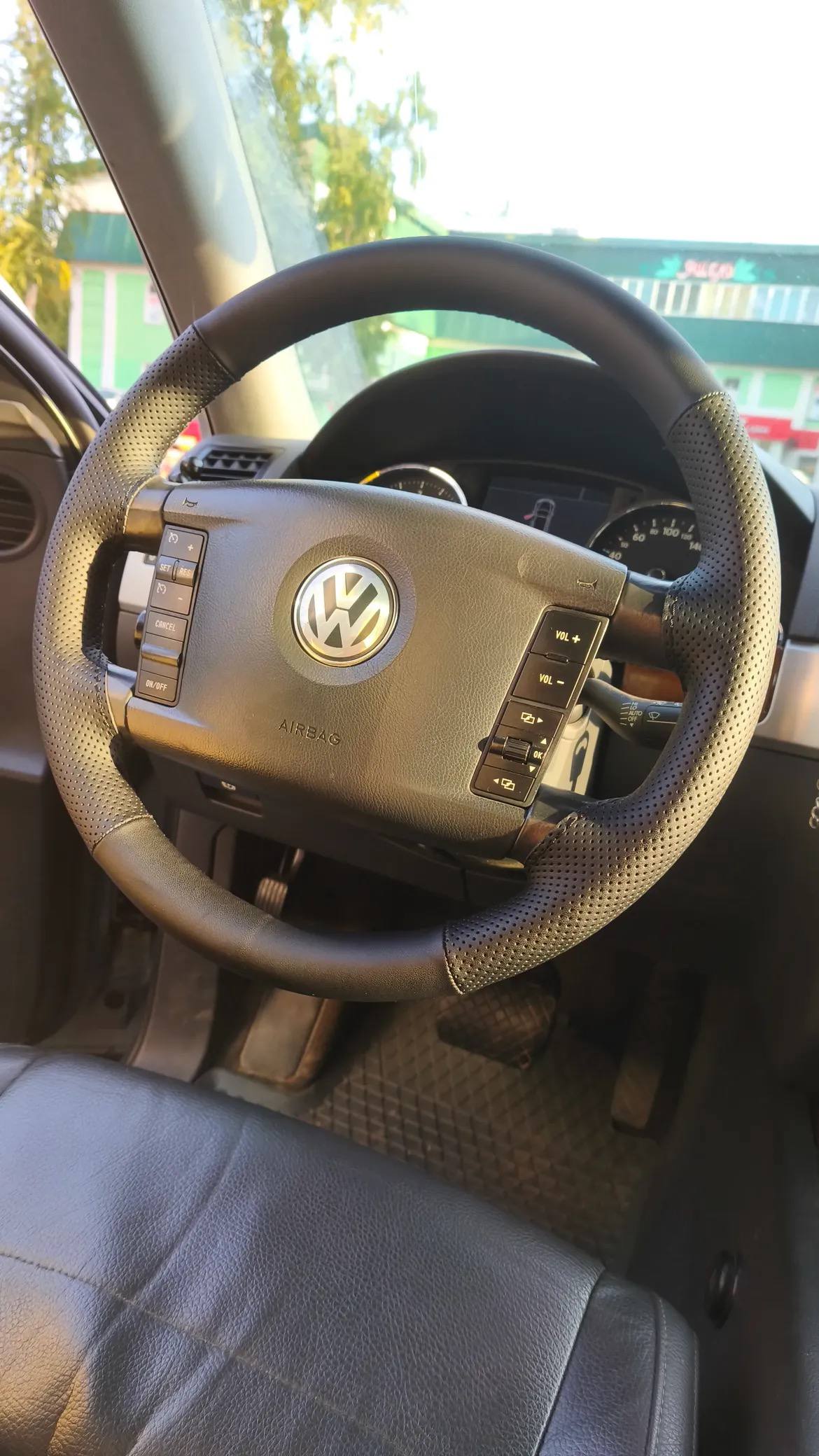 Перетяжка руля Volkswagen Touareg перфорированной кожей с двойной строчкой